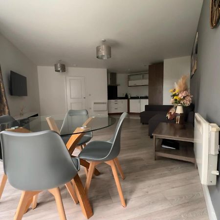 Luxury Apartments - Wallis Square, Farnborough 法恩伯勒 外观 照片
