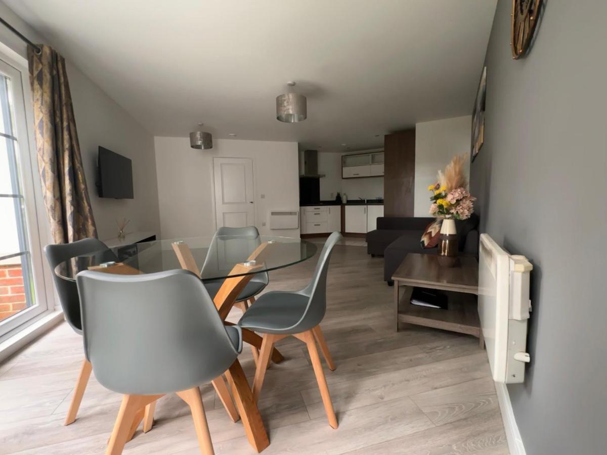Luxury Apartments - Wallis Square, Farnborough 法恩伯勒 外观 照片