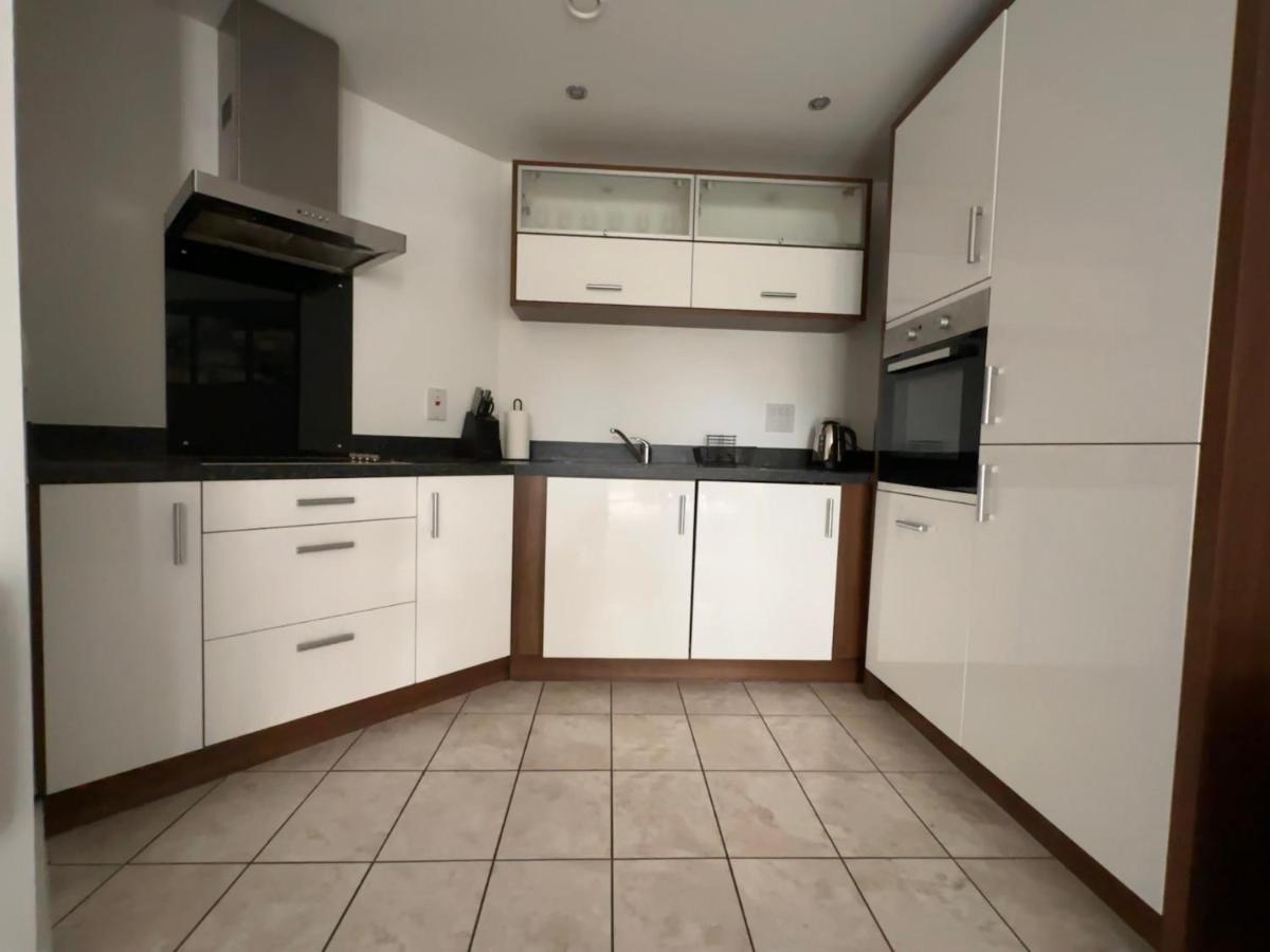 Luxury Apartments - Wallis Square, Farnborough 法恩伯勒 外观 照片