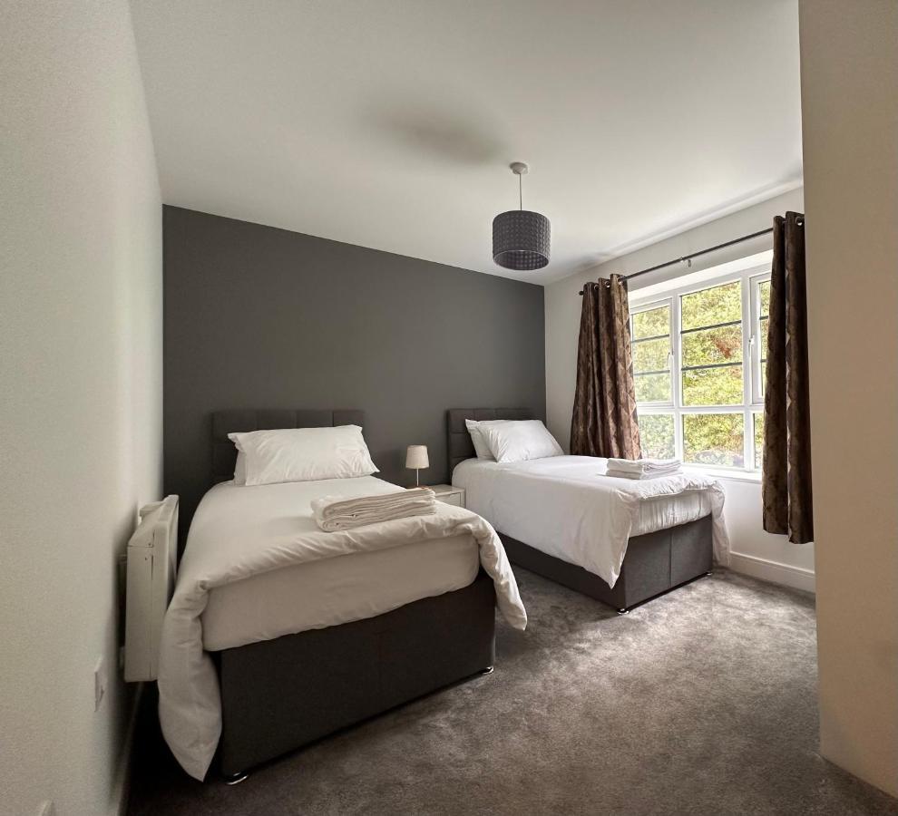 Luxury Apartments - Wallis Square, Farnborough 法恩伯勒 外观 照片
