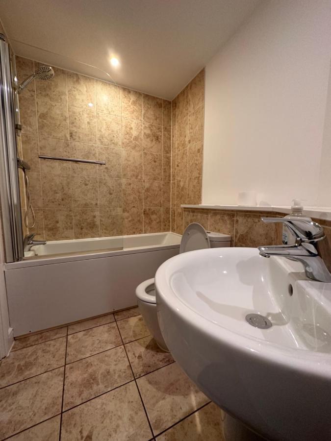 Luxury Apartments - Wallis Square, Farnborough 法恩伯勒 外观 照片