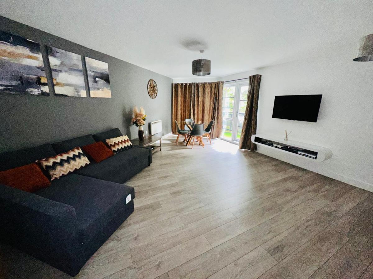 Luxury Apartments - Wallis Square, Farnborough 法恩伯勒 外观 照片